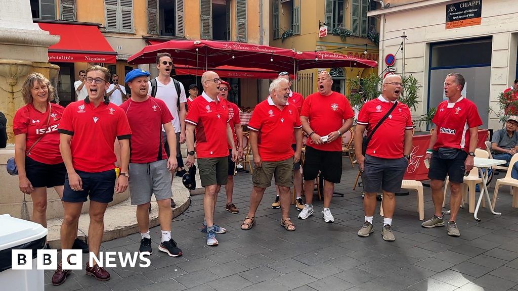 Rugby fans treat Nice to Welsh hymn