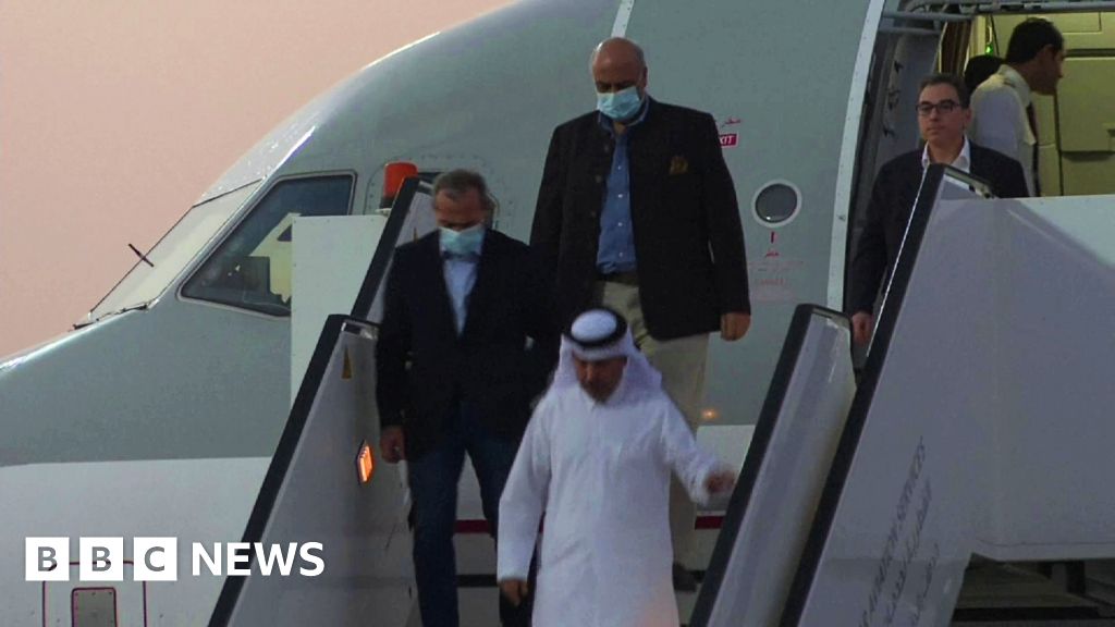 Moment US prisoners freed by Iran change planes in Doha