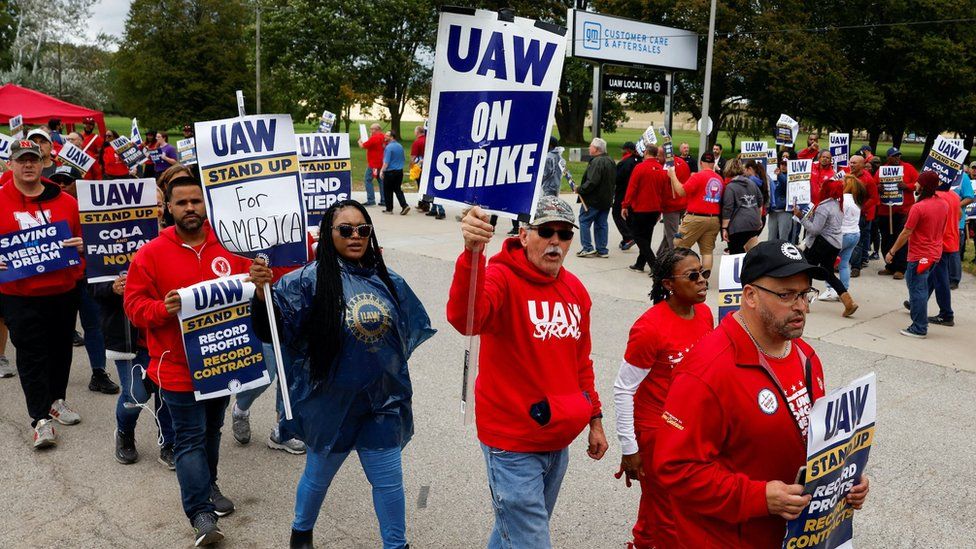 Trump and Biden woo striking workers in preview of 2024