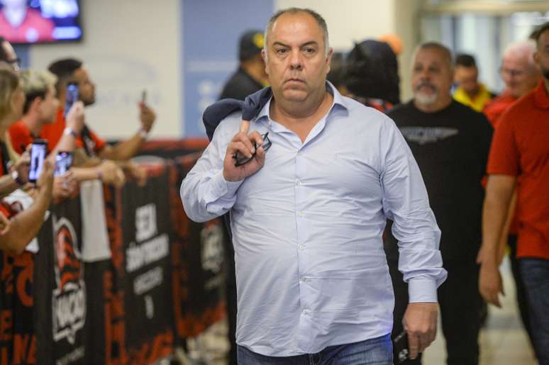 Vice de futebol do Flamengo, Marcos Braz briga com torcedor em shopping