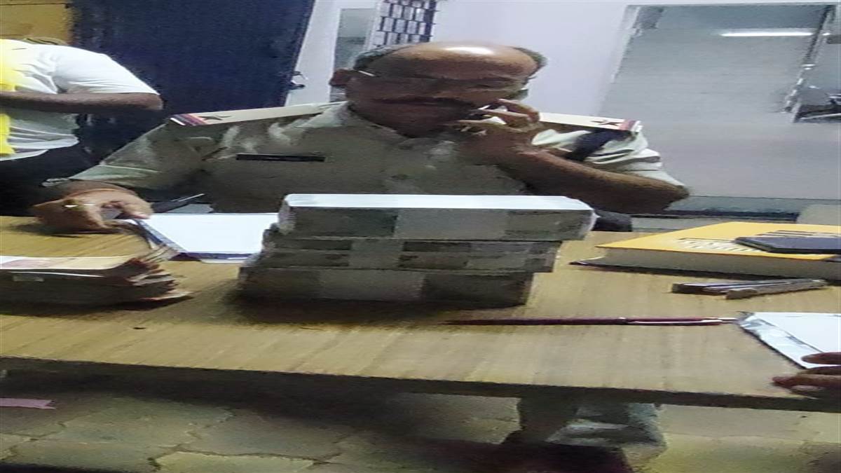 Ambikapur crime News :  जांच के दौरान पुलिस को कार से मिला 17 लाख – Police found Rs 17 lakh from the car during investigation