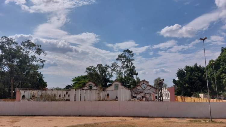 Vento derruba fachada do prédio histórico do Centro Cultural Ferroviário – Hojemais de Araçatuba SP
