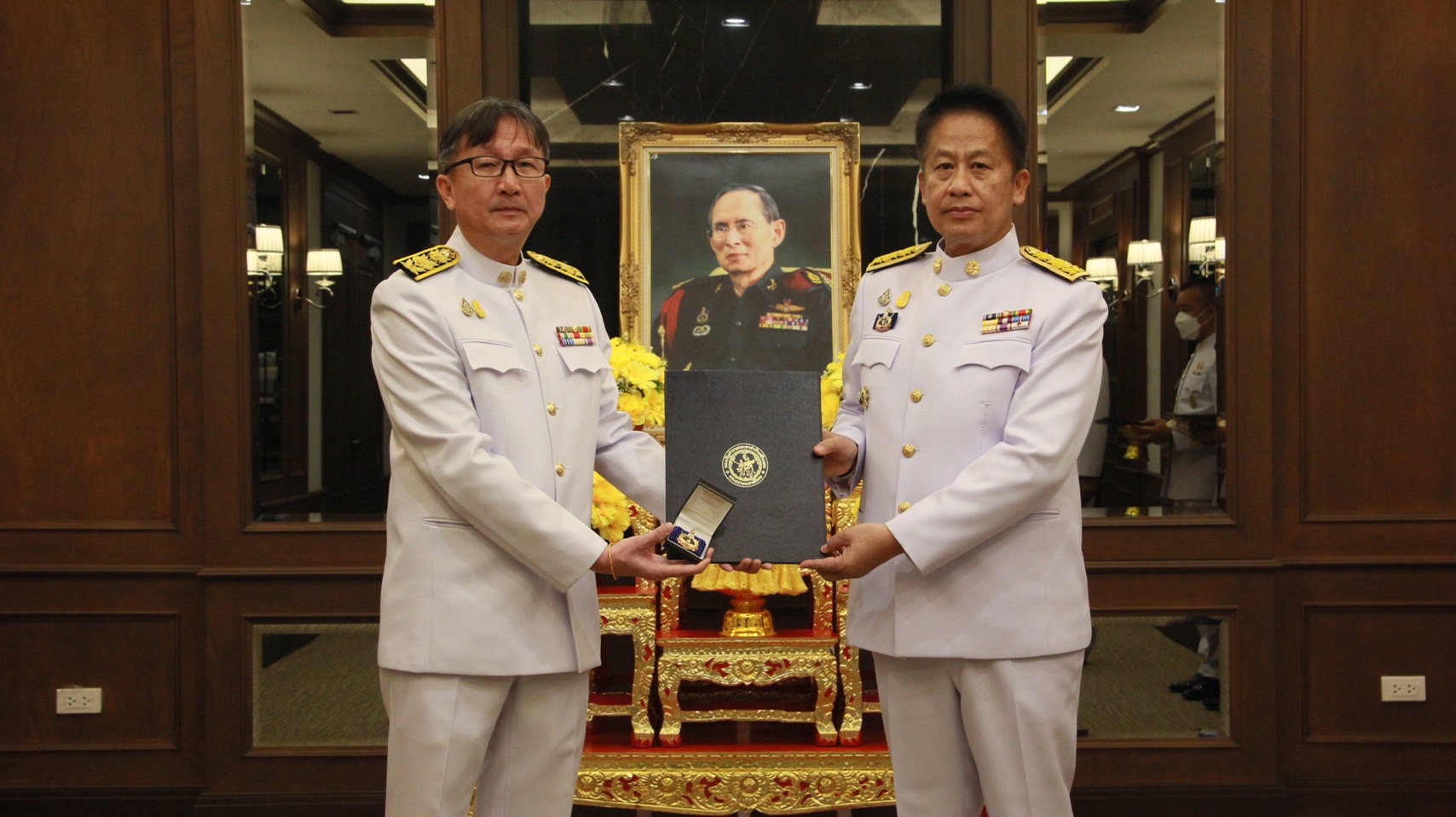 สระบุรี – “ผอ.แก้ว”แขวงทางหลวงชนบท รับมอบเครื่องหมาย “รักษาดินแดนยิ่งชีพ” ผู้ว่าฯผล เป็นประธานในพิธี