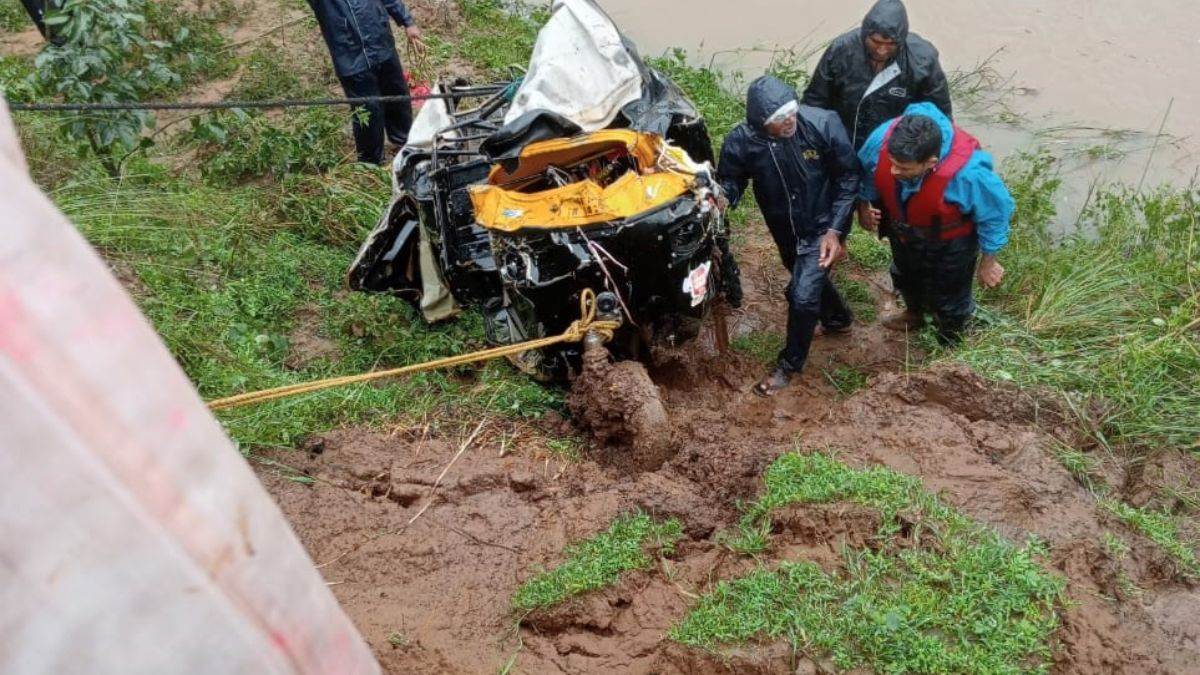 Betul News: भैंसई नदी में ऑटो सहित बह गए थे 4 लोग, पुलिस ने 2 शवों को बाहर निकाला, 2 की तलाश जारी – Betul News 4 people along with auto were washed away in Bhainsai river police took out 2 bodies search for 2 continues