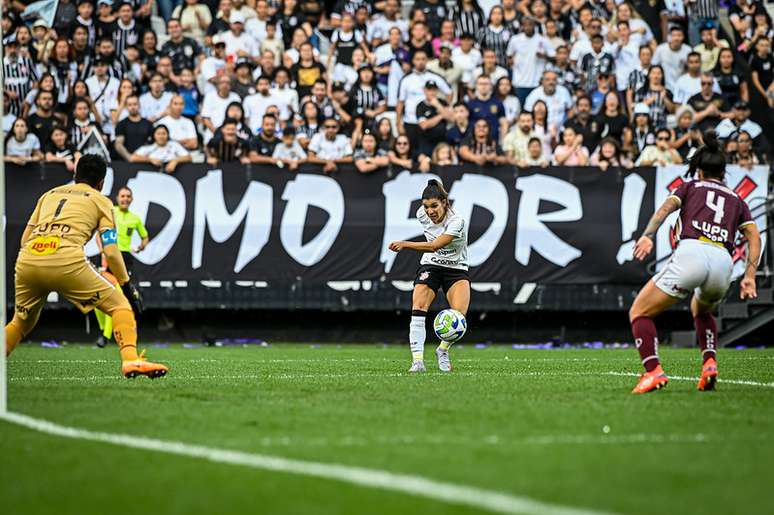 Corinthians bate recorde de público do futebol feminino na América do Sul