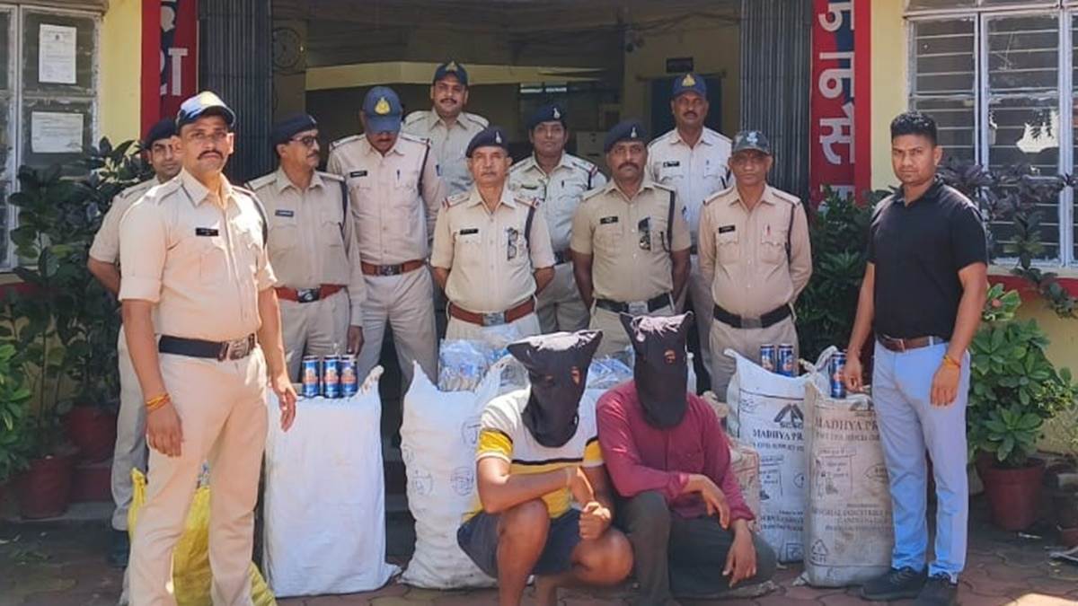 Khargone News: नदी के बहाव में फंसी कार, डिक्की से मिली अवैध शराब – Khargone News Illegal liquor found in the trunk of a car stuck in the flow of the river