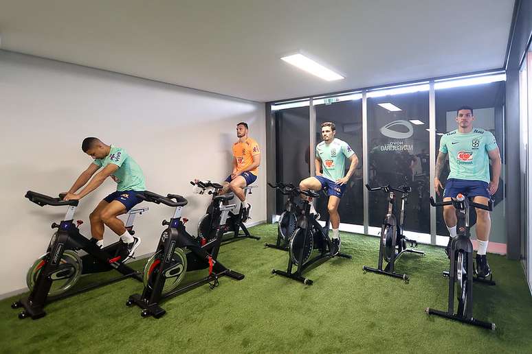 Jogadores que atuam no futebol brasileiro fazem treino regenerativo na Seleção Brasileira