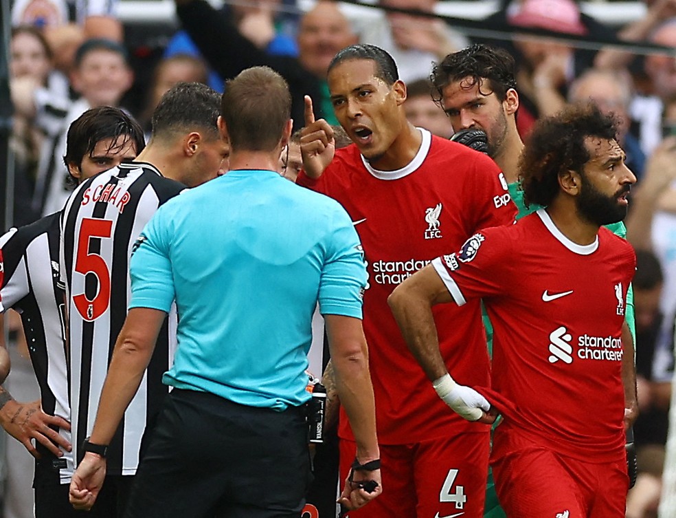 Van Dijk toma multa e gancho por ofender árbitro em jogo do Liverpool