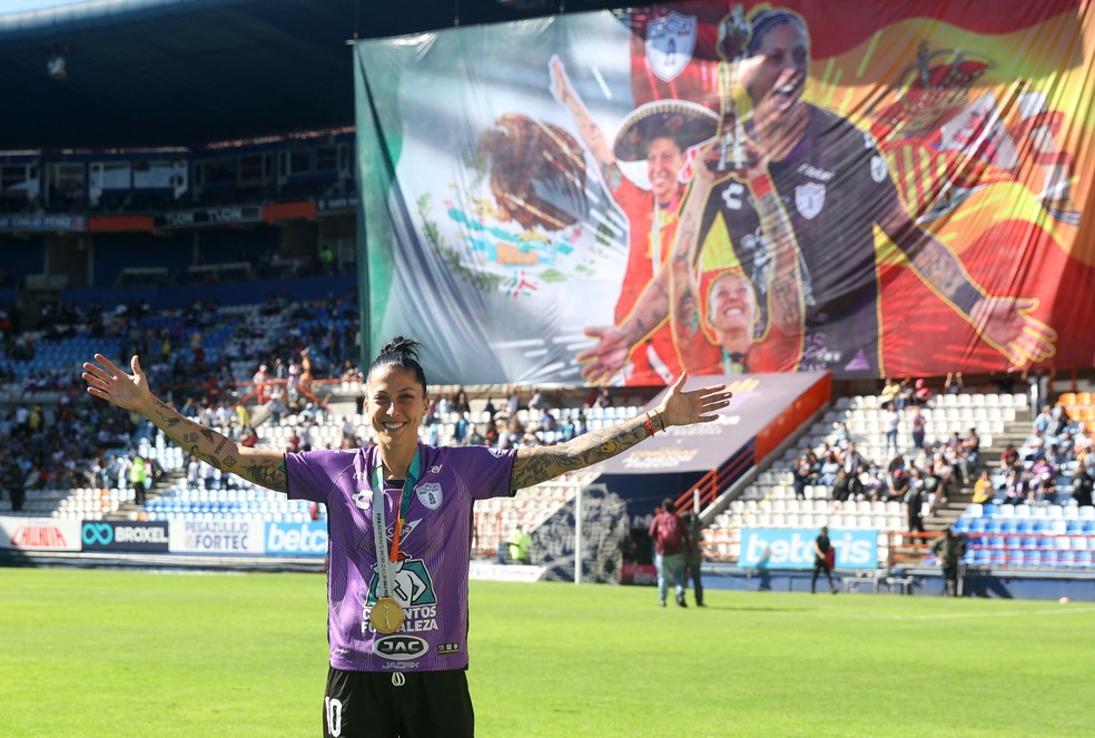 Jenni Hermoso volta a jogar pelo Pachuca e recebe homenagem