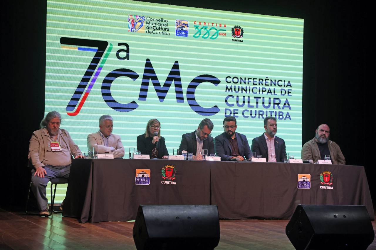 Autoridades e artistas debatem democracia e direito à cultura em Curitiba