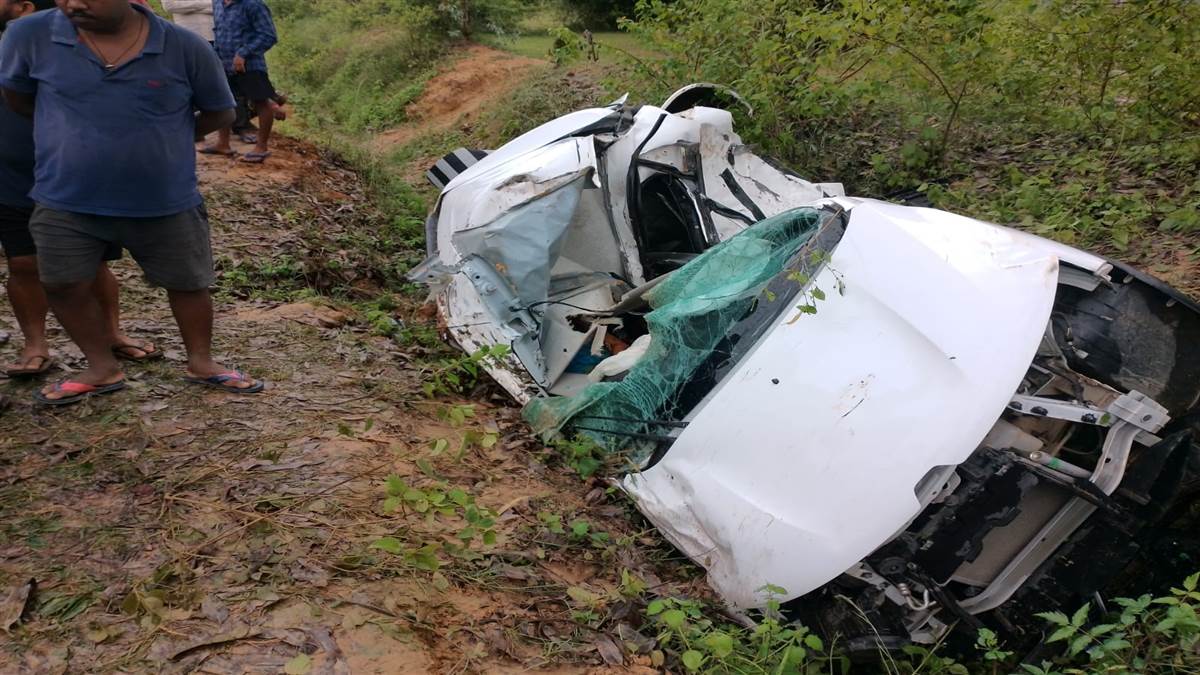 Ambikapur crime News :  अनियंत्रित कार पेड़ से टकराई, दो युवकों की मौत – Uncontrolled car collides with tree two youths die