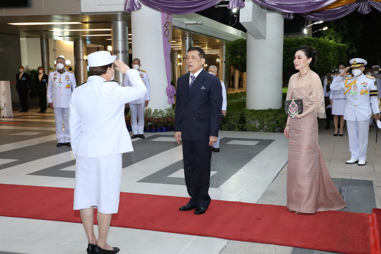 ชมภาพ ในหลวง พระราชินีทอดพระเนตรการแสดงละครชาตรี เรื่อง “มโนห์รา”