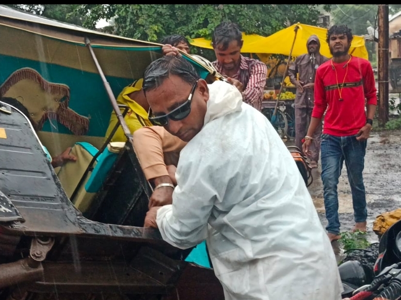 जिला अस्पताल रोड पर पलटा ऑटो: रास्ते से गुजर रहे लोगों ने वाहन चालक और सवार दो लोगों को बाहर निकाला