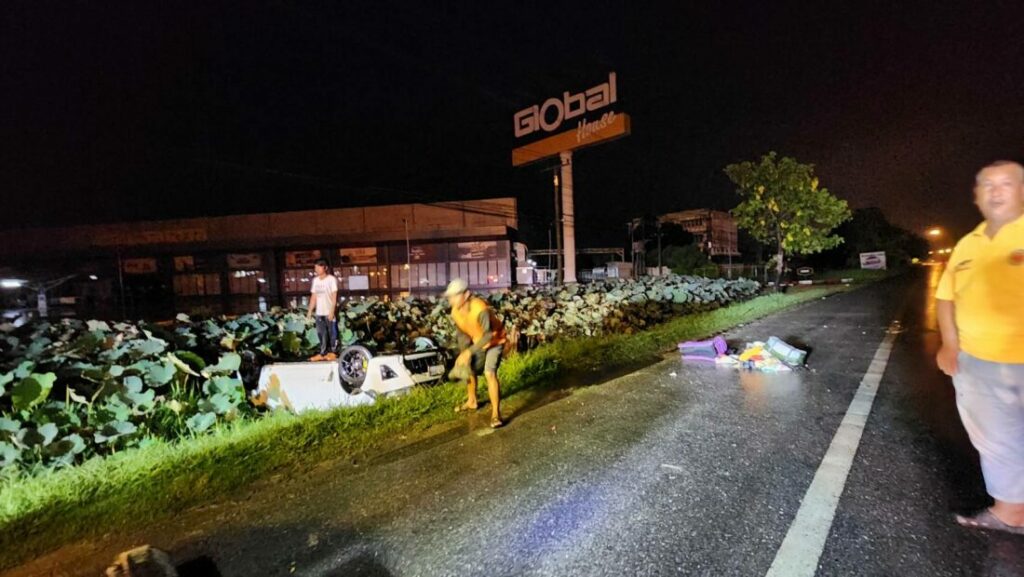 จะไปวันเกิดหลาน! ฝนตกถนนลื่นรถคว่ำตกคูน้ำ 2 ผัวเมียดับสลดบาดเจ็บ 2