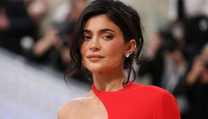 Kylie Jenner Attracts Attention at Paris Fashion Week with a Figure-Hugging Red Dress