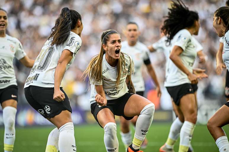 Corinthians bate o recorde de público no futebol feminino após 42 mil pessoas na final