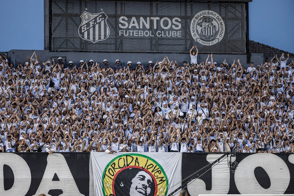 Santos fará treino aberto para torcida na Vila Belmiro antes de duelo com o Vasco