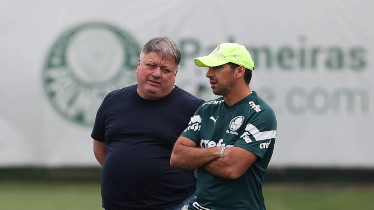 Diretor de futebol, Anderson Barros marca presença em treino do Palmeiras neste sábado