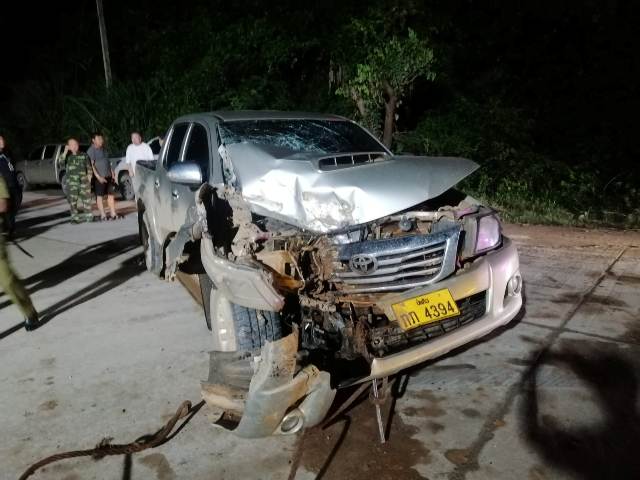ผงะ! กระบะชนท้ายรถบรรทุกคาทางเข้าเขตเศรษฐกิจฯ สามเหลี่ยมทองคำ จนท.ช่วยเจอยาบ้าเกือบตัน