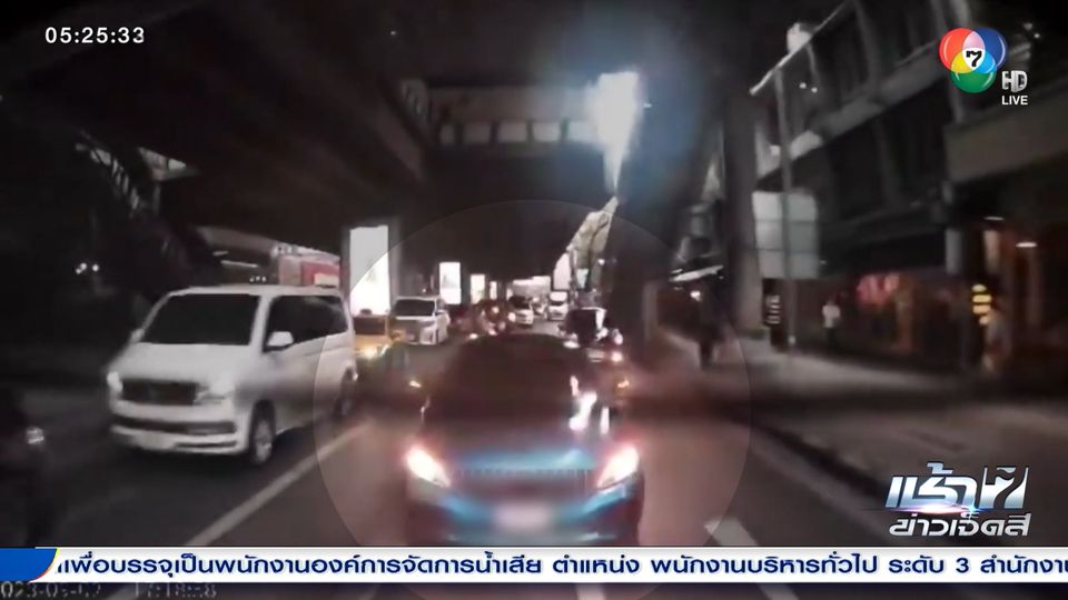 ข่าวชาวเน็ตวิจารย์ยับ เหตุรถเก๋งขับจี้ท้ายรถพยาบาล