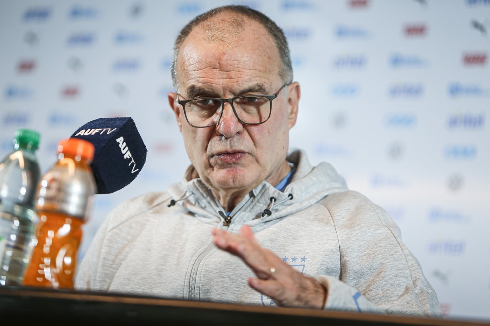Bielsa convoca Uruguai para eliminatórias da Copa sem Suárez e Cavani