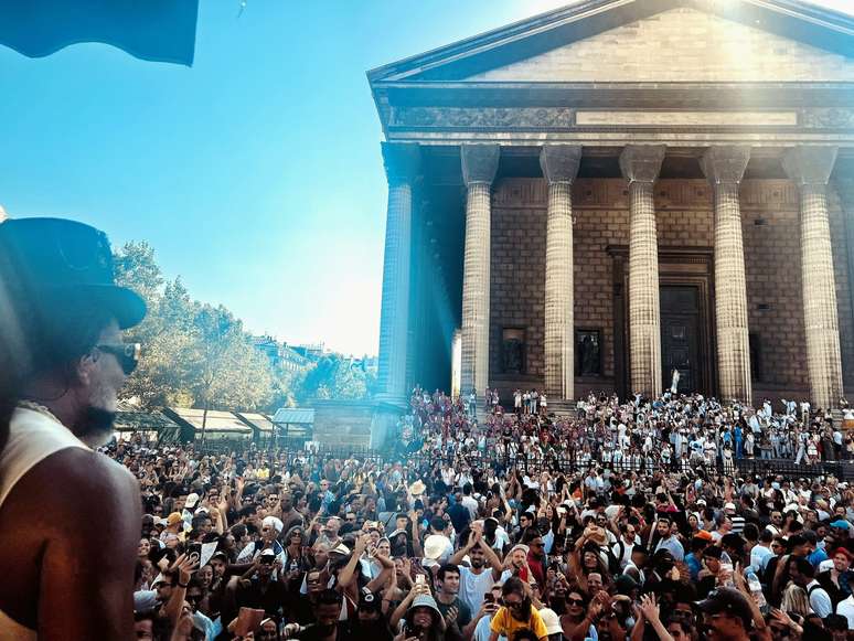 ‘Lavagem da Madeleine’ reuniu 60 mil pessoas levando a diversidade da cultura brasileira às ruas de Paris