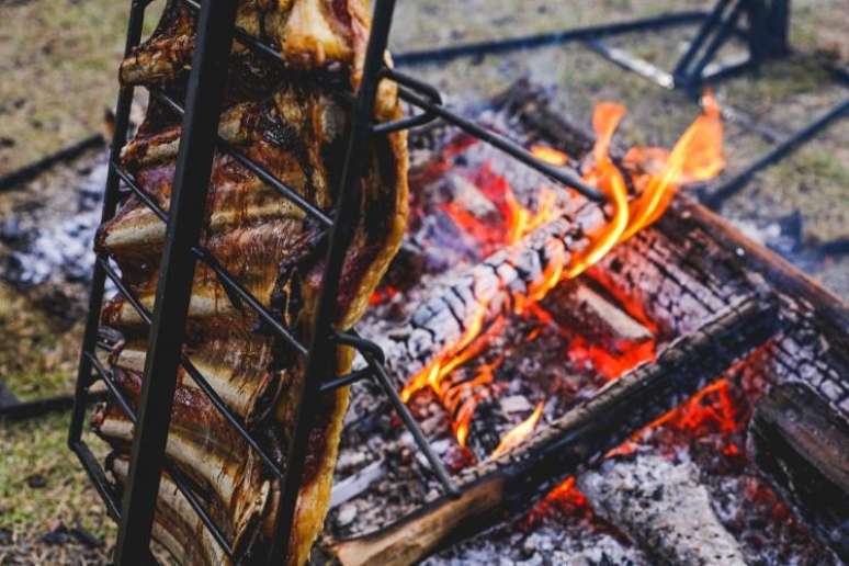 Evento no Cais Embarcadero destaca a cultura do churrasco em Porto Alegre