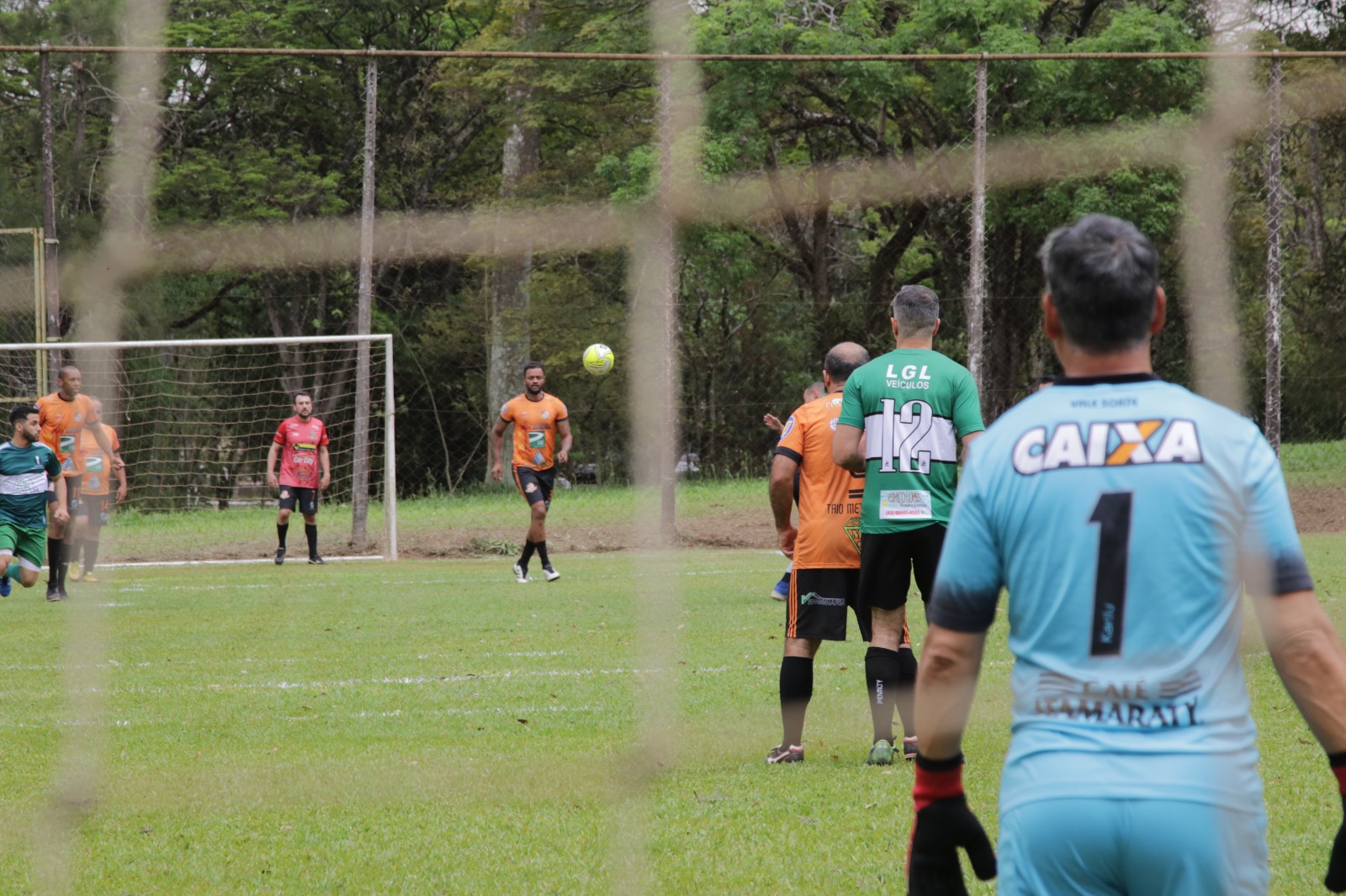 Descontração e goleada marcam abertura do Torneio Beira Morto de Futebol Suíço