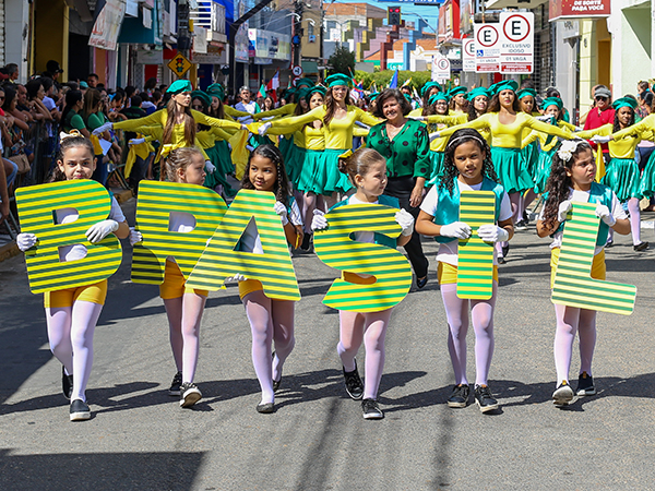Várzea Alegre aborda Civismo e Cultura no Desfile de 7 de Setembro