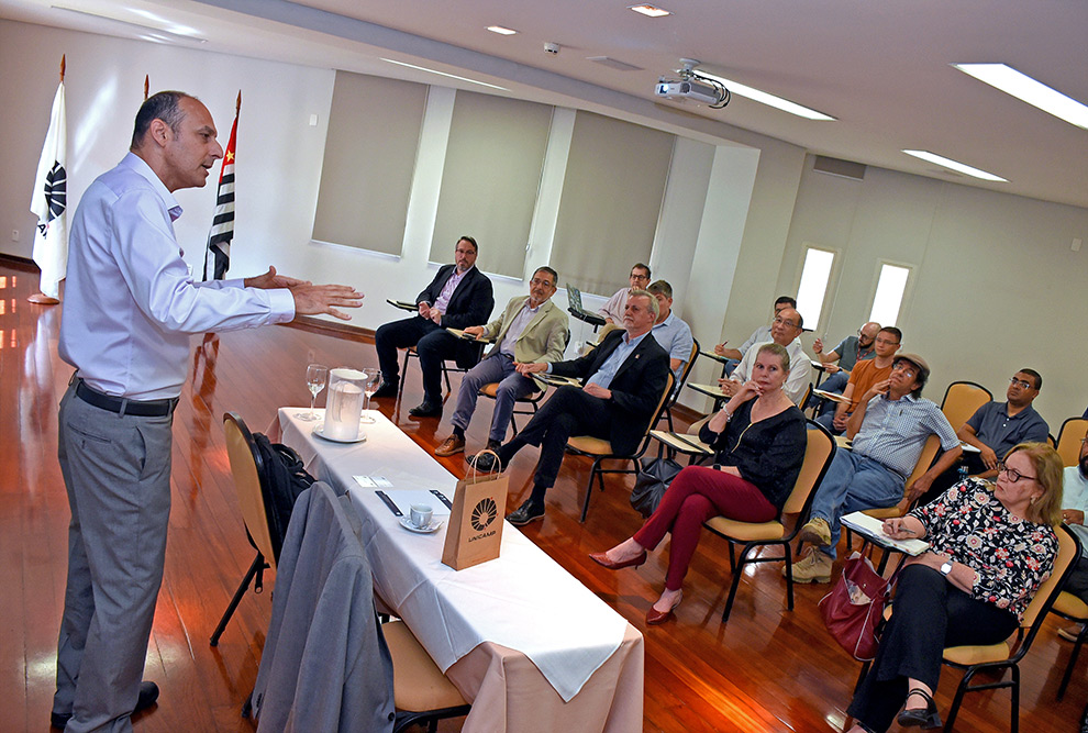 Diretor do Instituto de Tecnologia de Israel ministra palestra na Casa do Professor Visitante