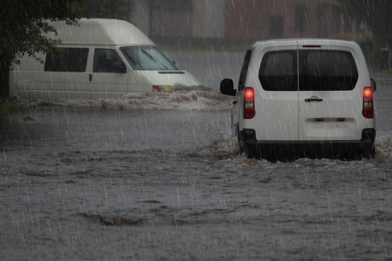 รถดับน้ำท่วม รถดับตอนฝนตกหนัก ทำอย่างไรให้รถไม่พัง