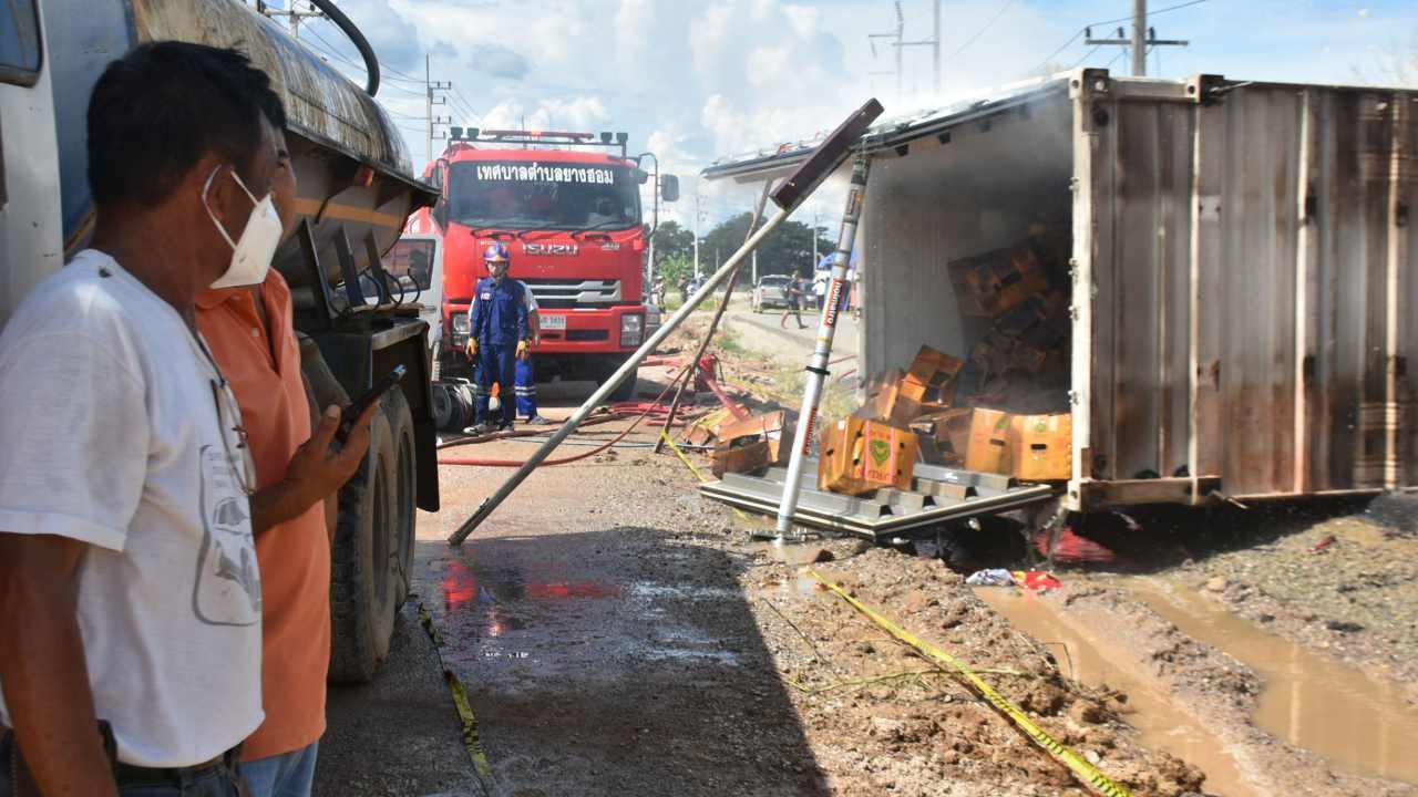 รถบรรทุกทุเรียนส่งออกจีน ชนเสาไฟฟ้าที่เชียงราย ไฟคลอกคนขับดับ