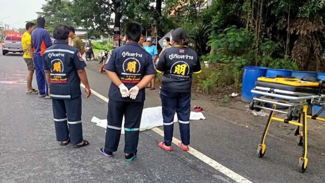 สลด ลูกลืมของ แม่ปั่นจักรยานกลับไปเอาที่บ้าน ถูกรถเก๋งชนดับ