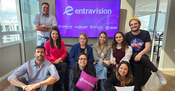 Entravision amplia equipe para atuar em podcasts e games