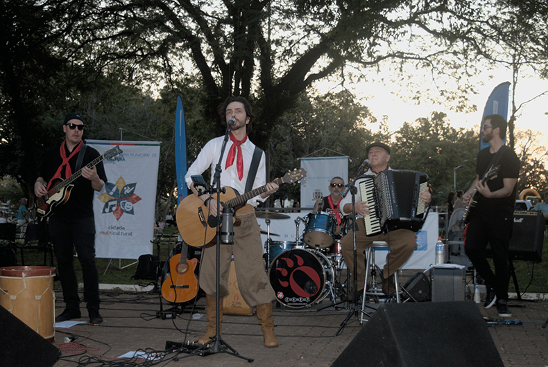 Espetáculos de música e dança animaram o domingo de sol em Santa Cruz