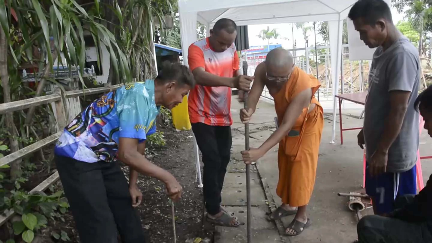ทั้งพระและชาวบ้าน ระดมเร่งช่วยสุนัขแม่ลูกอ่อน หลังหลบเข้าไปคลอดลูกแล้วติดอยู่ในท่อ