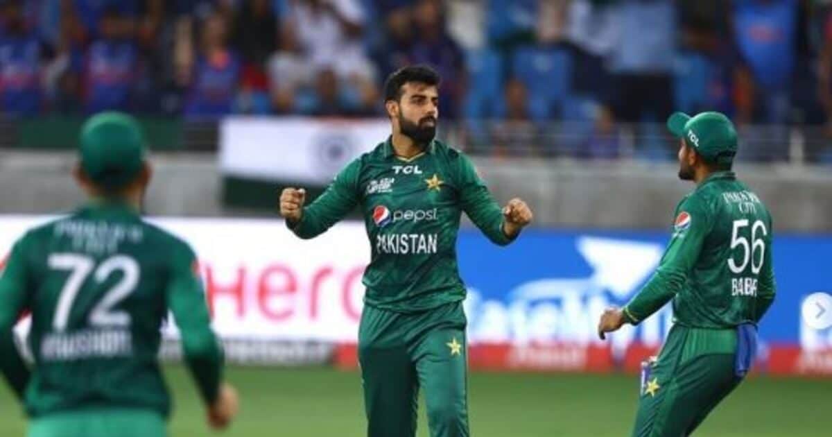 बाबर आजम की वजह से बच गए शादाब खान, पर World Cup में खतरा बरकरार, PCB ने कहा- अब टीम से हो जाएंगे…
