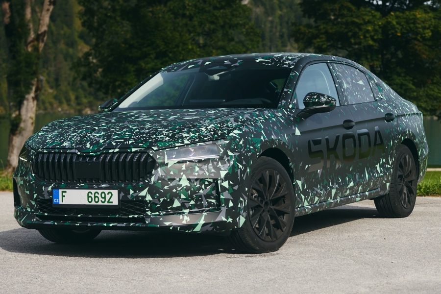 2024 Skoda Superb เวอร์ชั่น Liftback พรางตัวพอเป็นพิธี อวดเส้นสายคันจริงก่อนเปิดตัว พฤศจิกายน 2023