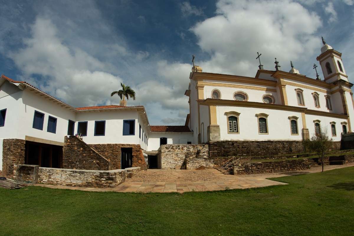 Ministra da Cultura participa de reabertura de igreja histórica em Mariana