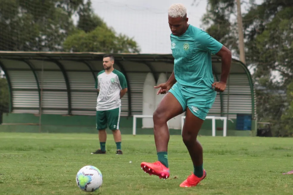 Neto completa 21 anos nesta segunda-feira e busca reencontrar seu espaço no futebol atuando pela ‘equipe B’ da Chapecoense