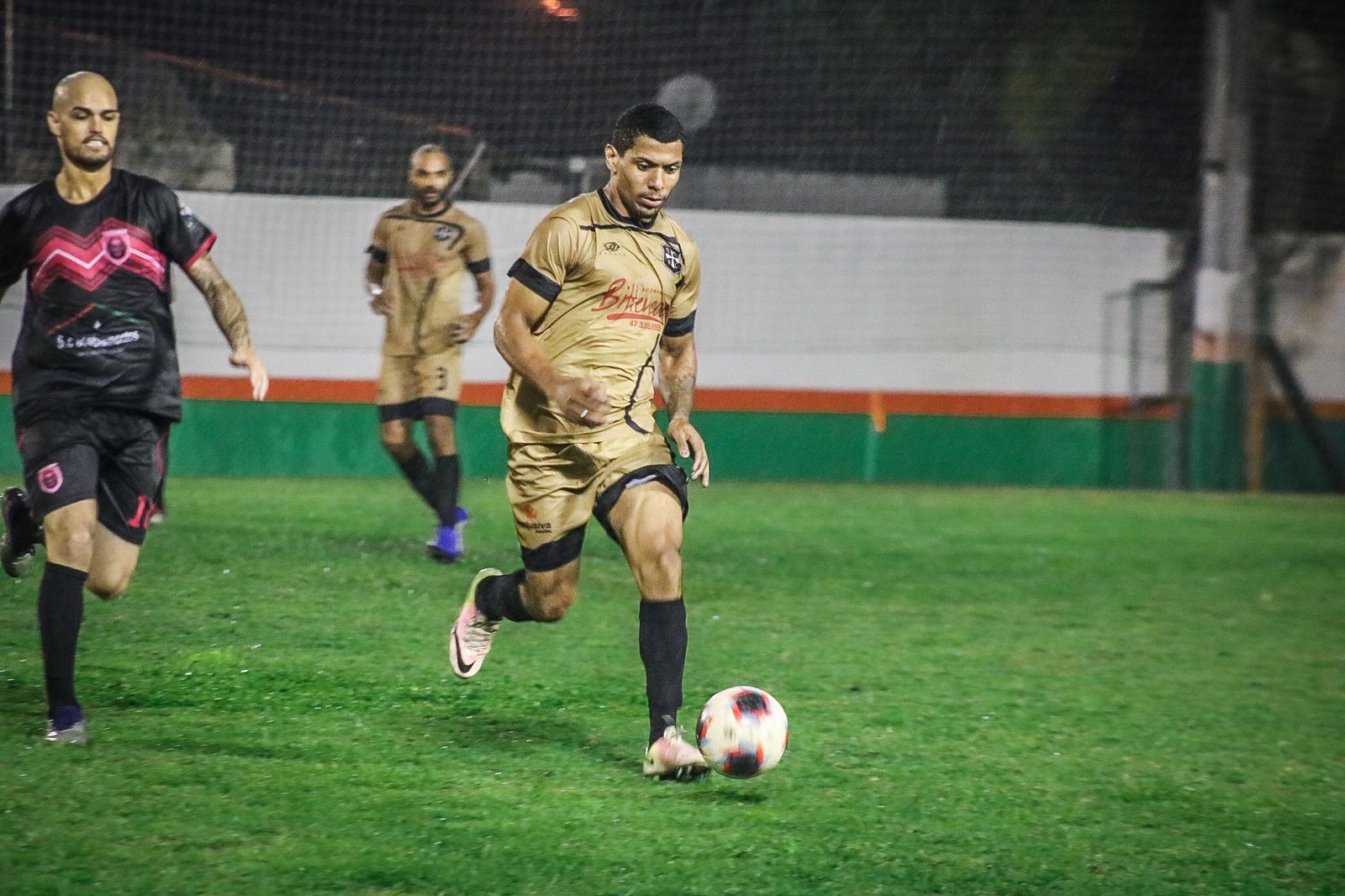 Noite de chuva e muitos gols pelo Amador Série B de Futebol de Camboriú