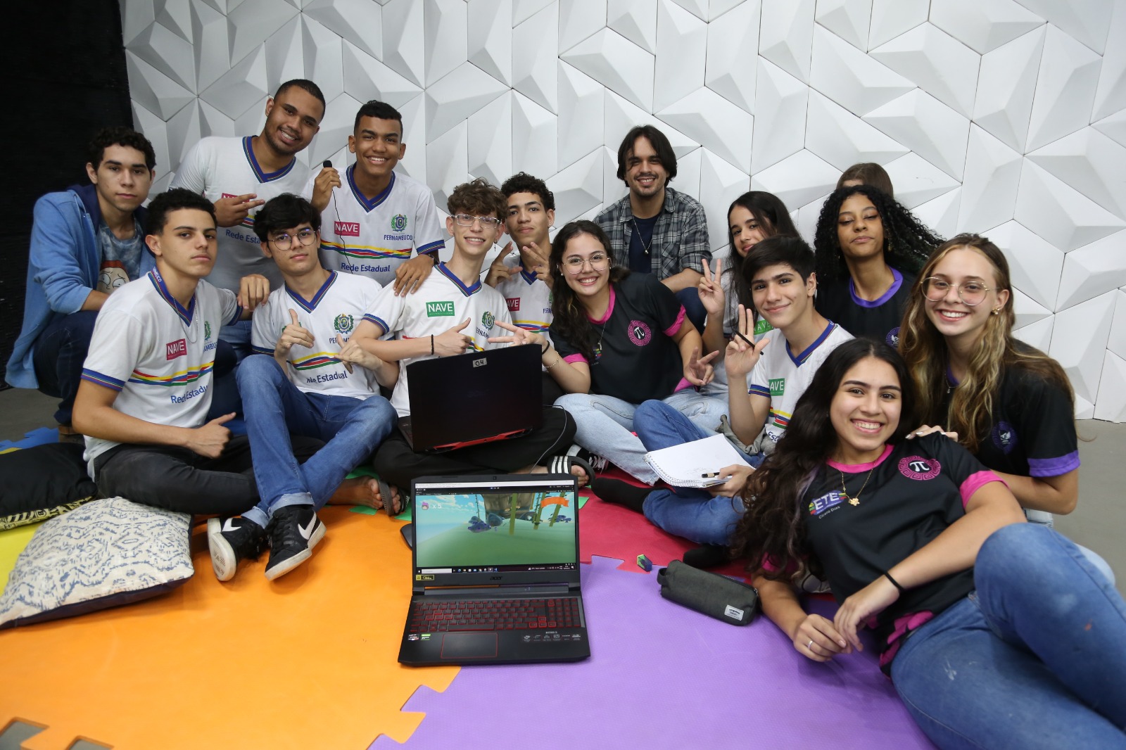 Estudantes de Recife apresentam games e aplicativos no ‘Decola’, evento carioca que conecta jovens ao mercado de trabalho