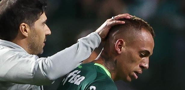 Breno Lopes vai a quadra da Mancha e se desculpa com torcida do Palmeiras