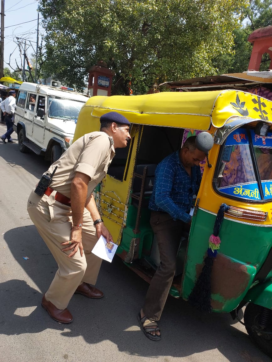 दुष्कर्म के बाद अब चैकिंग, 30 ऑटो वालों पर कार्रवाई की