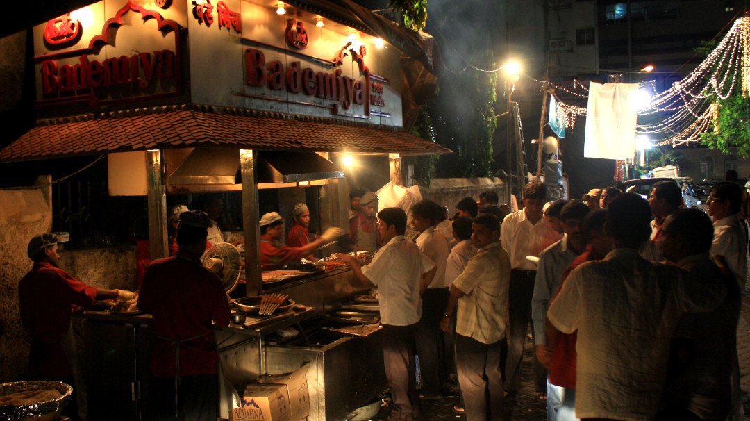 Fda raids popular colaba eatery bademiya over unhygienic food, rats & coackroaches found in kitchen | मुंबई-  कोलाबा के बडेमियां  पर FDA का छापा