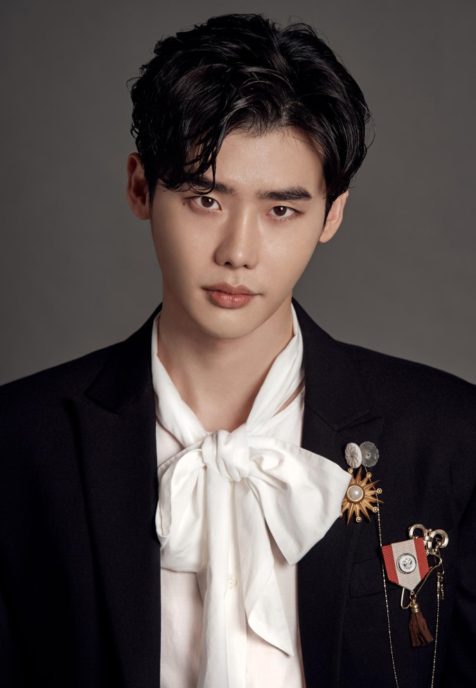 Lee Jong Suk – bạn trai ca sĩ IU chào fan bằng tiếng Việt