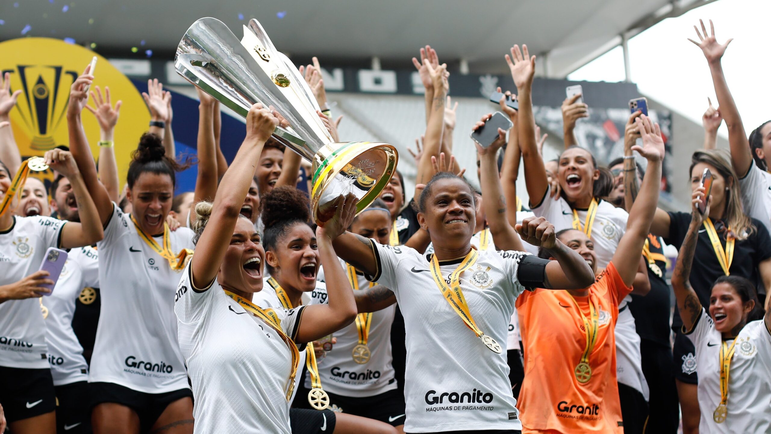 O que levou o Corinthians a se tornar uma potência do futebol feminino