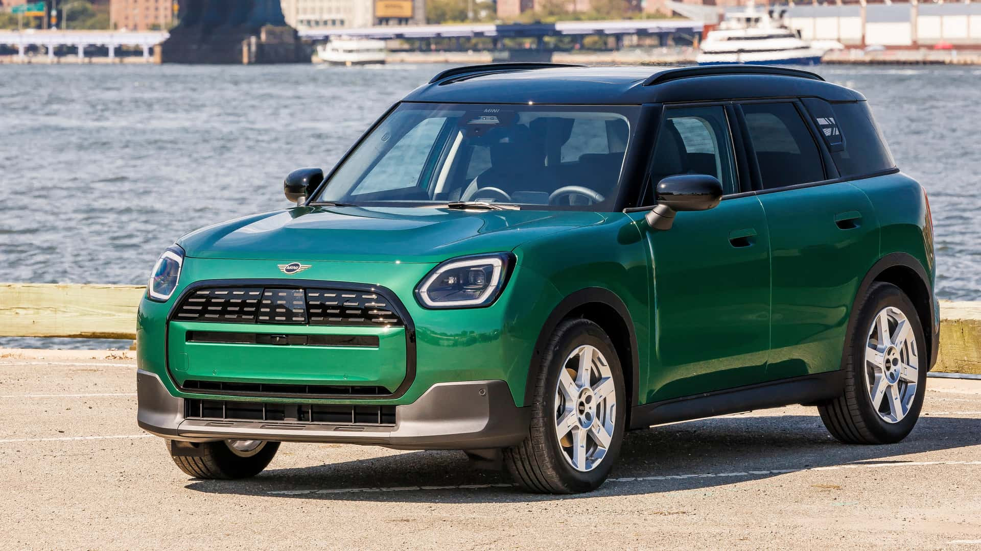 MINI Countryman 2024 ra mắt bản chạy điện, sạc 1 lần đi gần 500 km