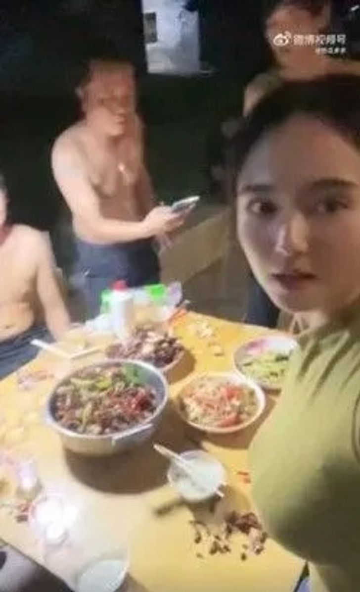 เอ็นดูไม่ไหว สาวจัดปาร์ตี้กินปูกับครอบครัว แต่ชาวเน็ตหลุดโฟกัส ไม่ได้มองอาหารเลย