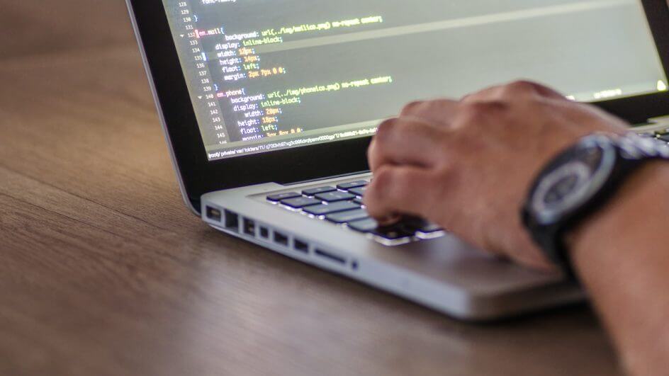 Empresas de tecnologia em SC têm vagas abertas com salários de até R$ 12 mil; veja cargos